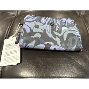 Lululemon Clippable Card Pouch Flower Meld Mini Multi Graphite Grey‎ Gunmetal